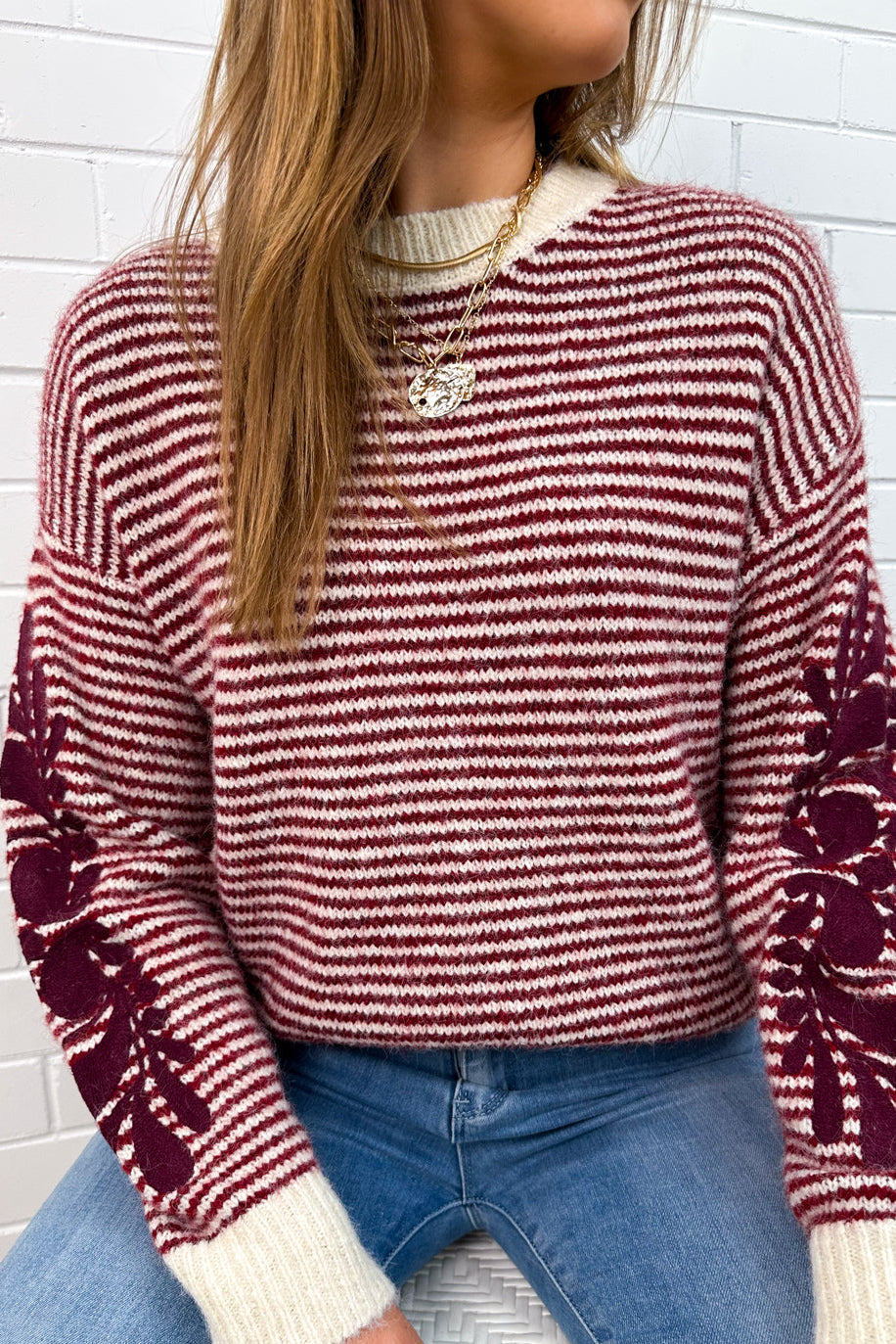 Pull en tricot à rayures crème et baies