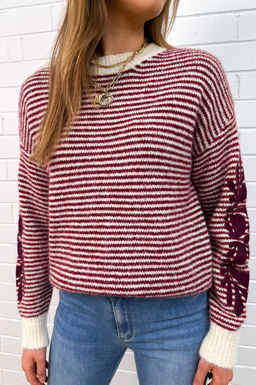 Pull en tricot à rayures crème et baies