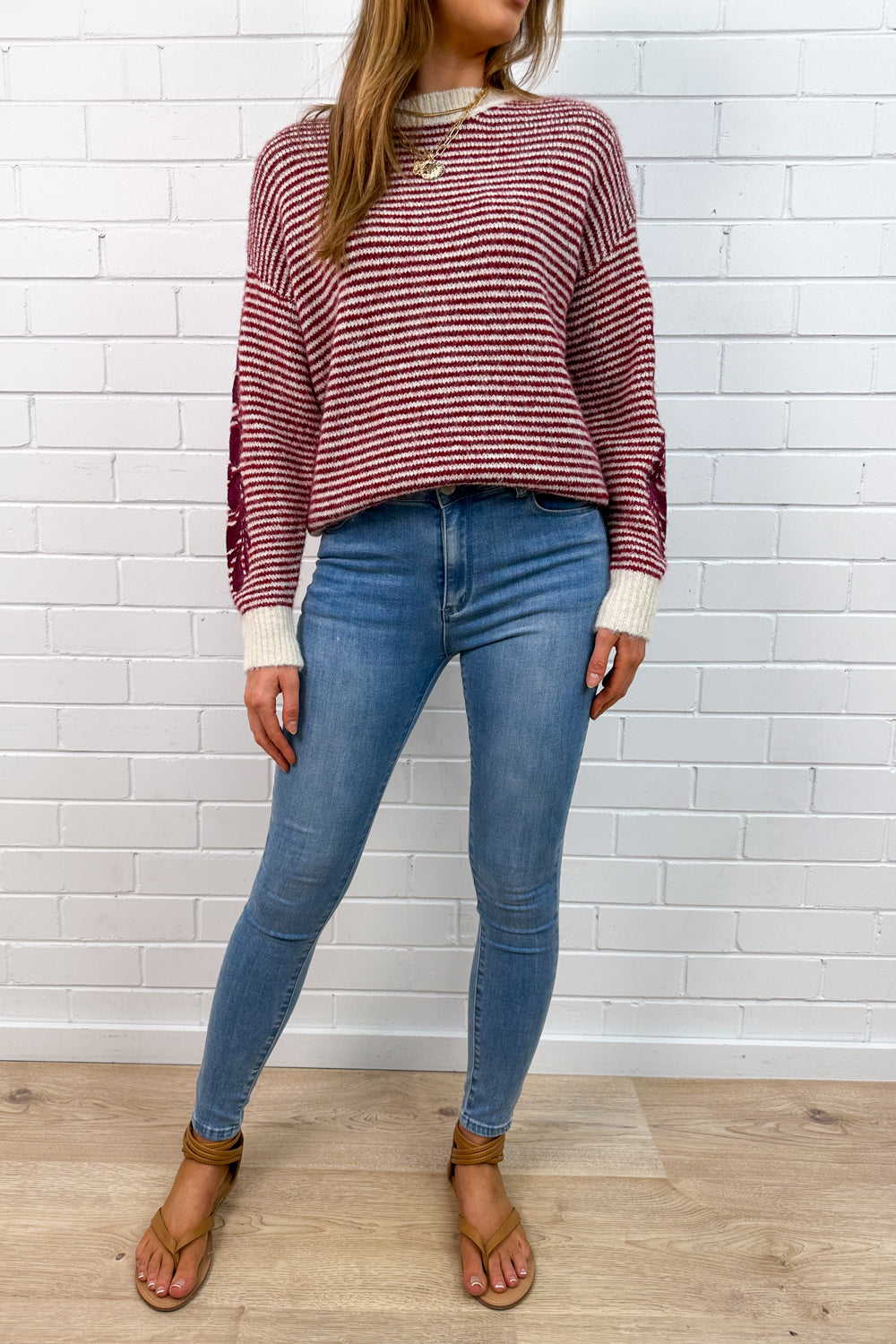 Pull en tricot à rayures crème et baies