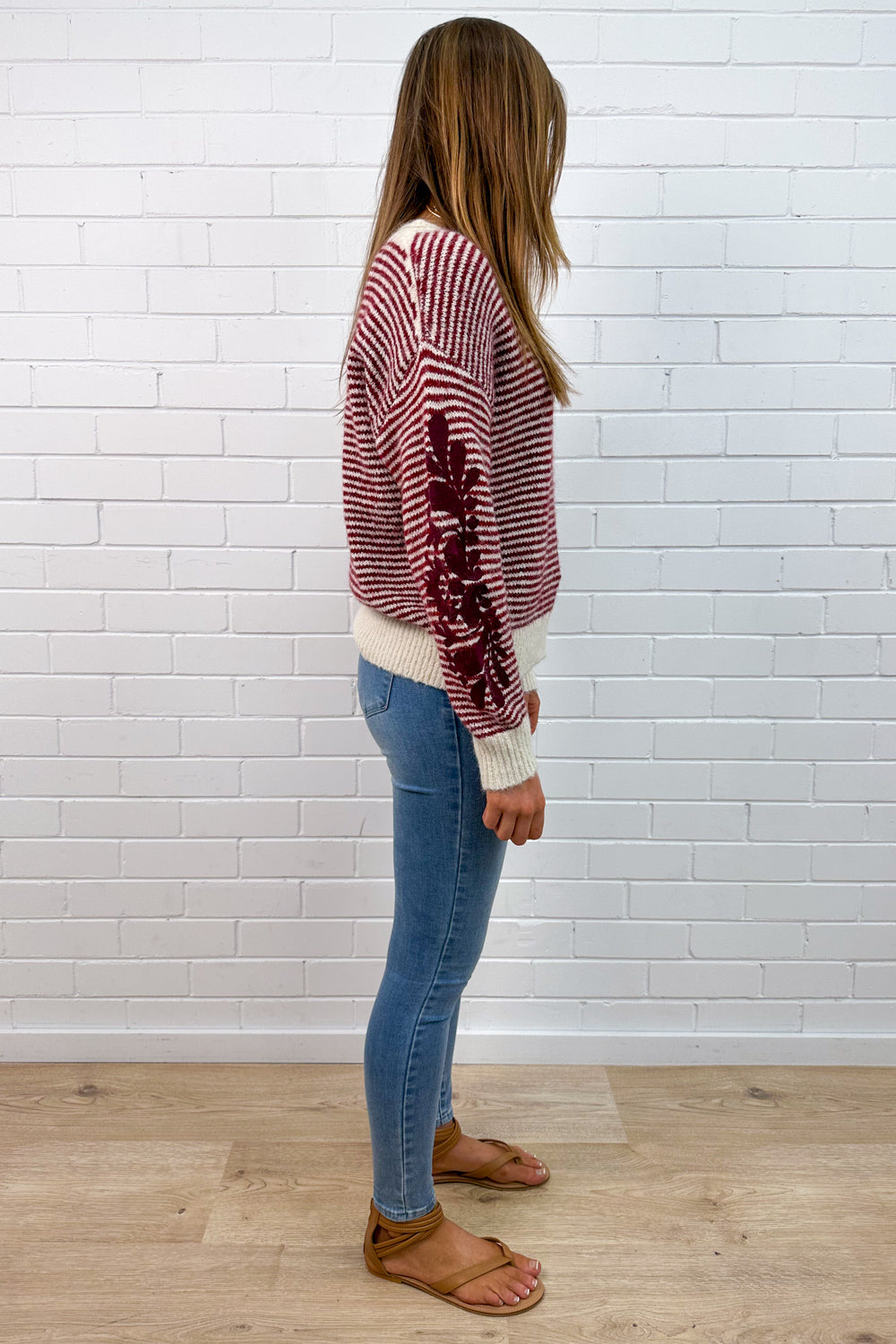 Pull en tricot à rayures crème et baies