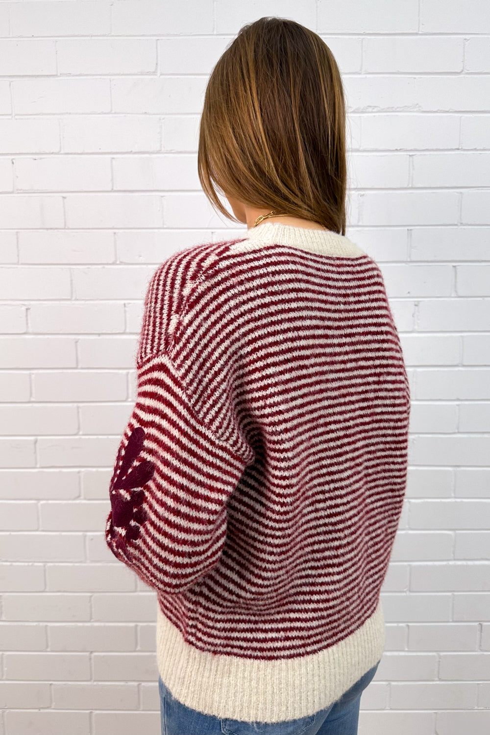 Pull en tricot à rayures crème et baies