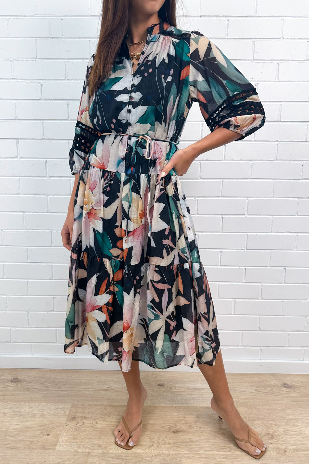 Robe noire à manches en dentelle florale et lien à la taille