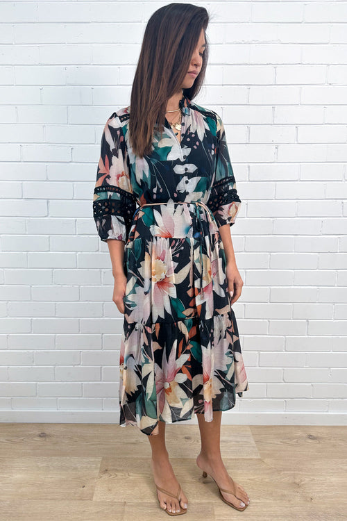 Robe noire à manches en dentelle florale et lien à la taille