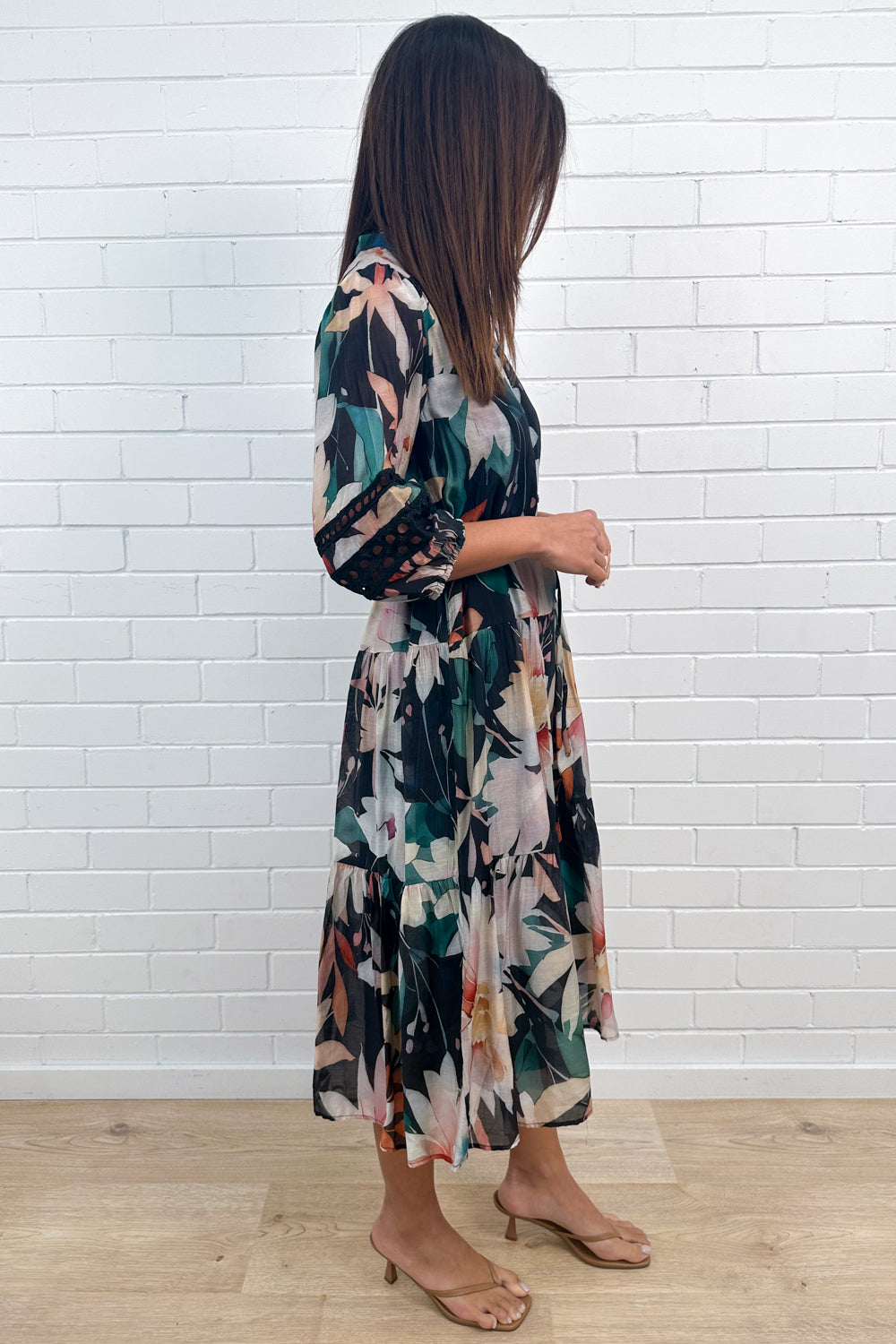 Robe noire à manches en dentelle florale et lien à la taille