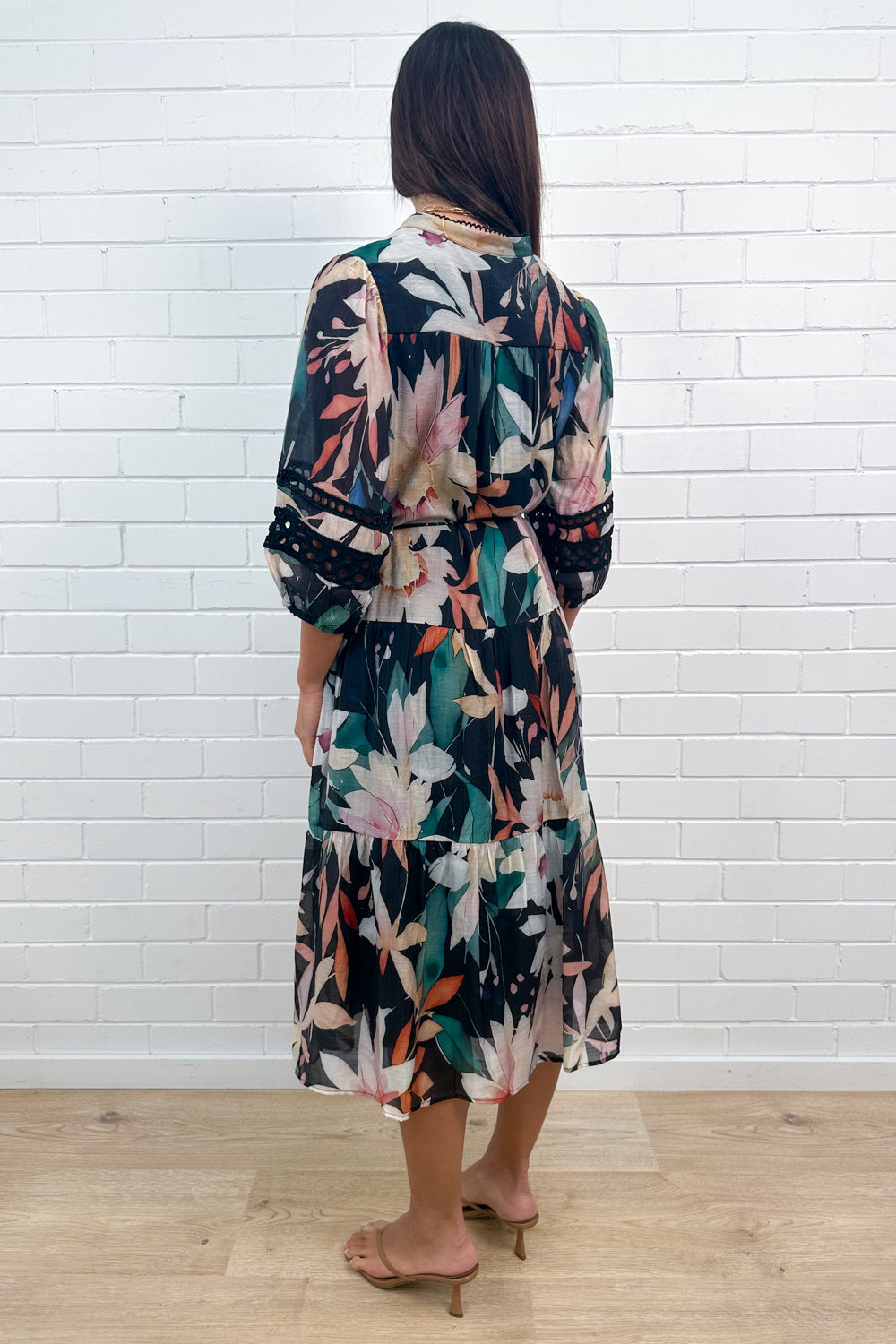 Robe noire à manches en dentelle florale et lien à la taille