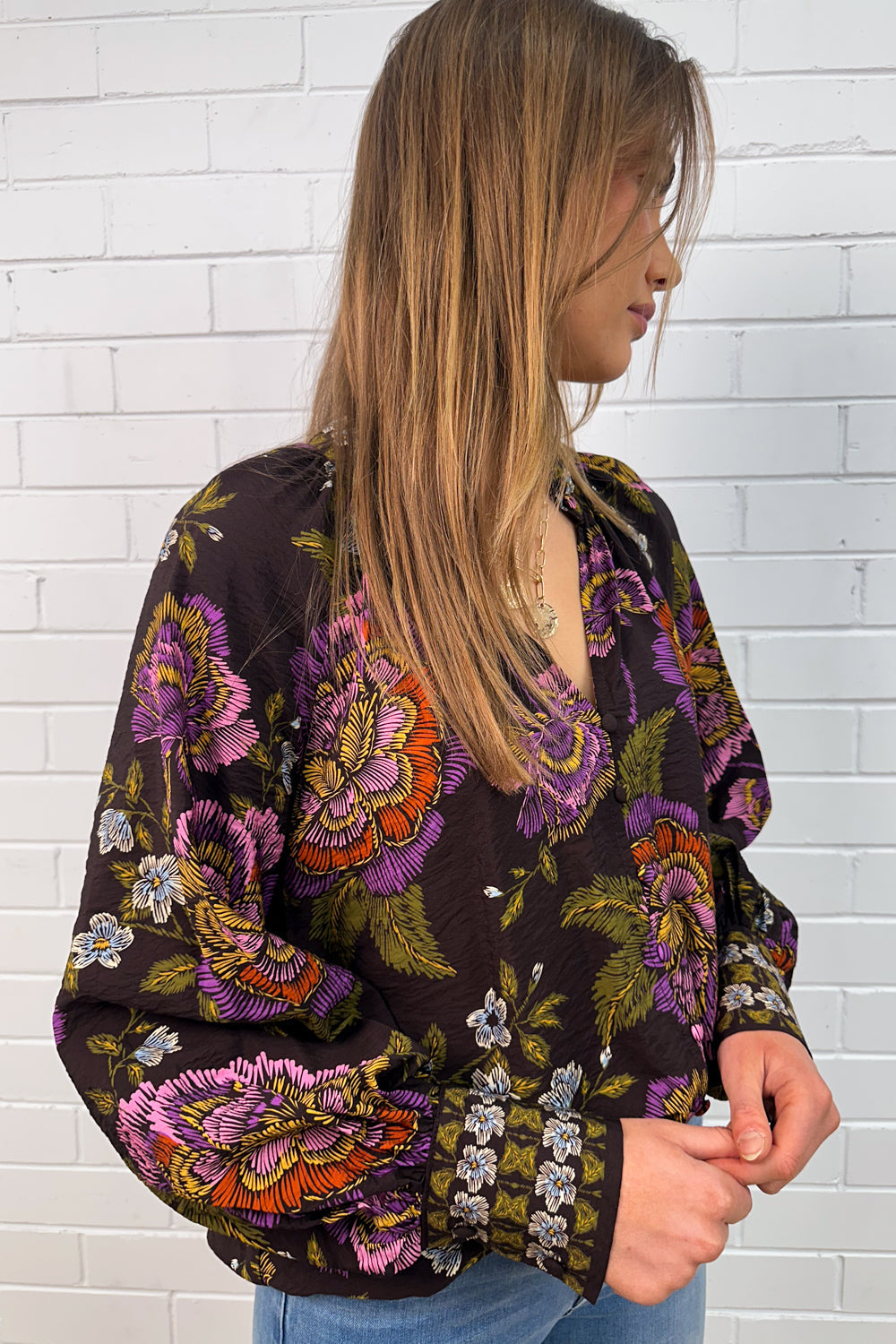 Haut à boutons en tissu et col en V à motif floral chocolat