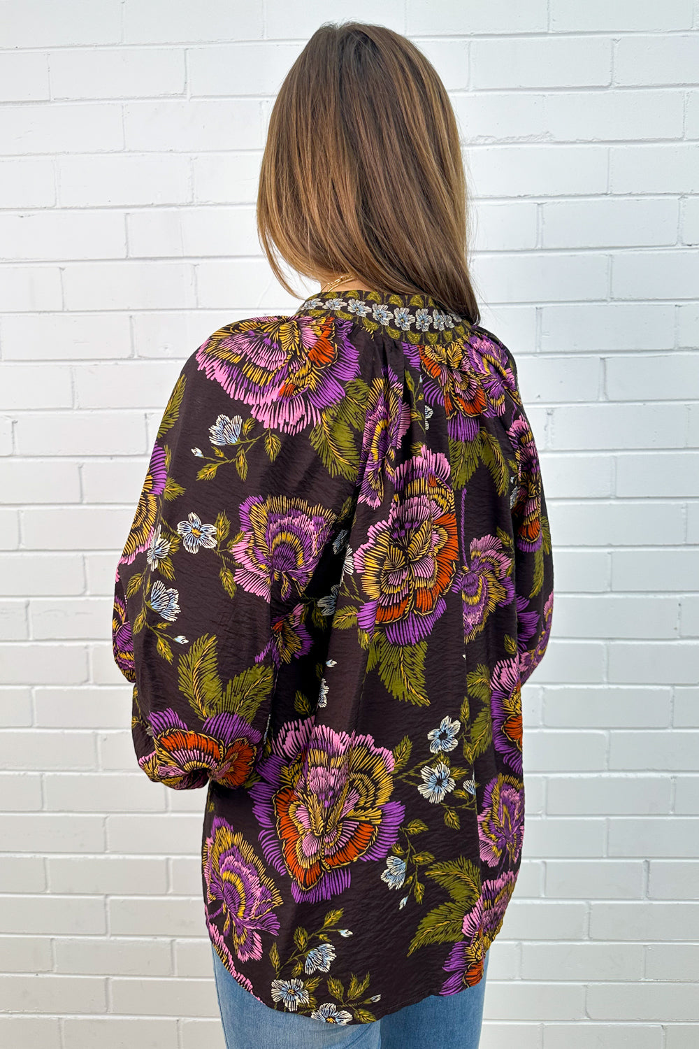 Haut à boutons en tissu et col en V à motif floral chocolat