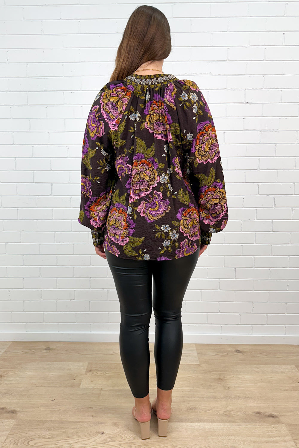 Haut à boutons en tissu et col en V à motif floral chocolat