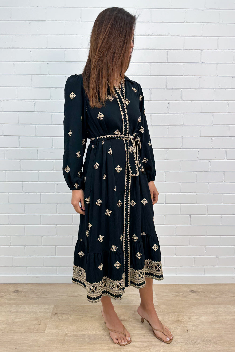 Robe brodée noire