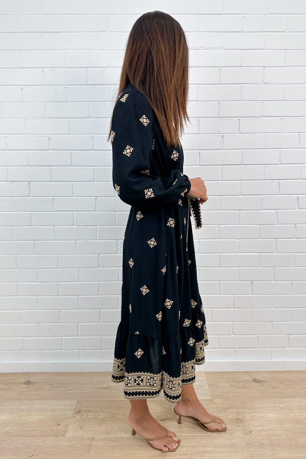 Robe brodée noire