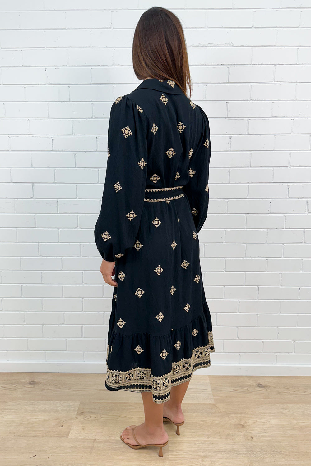 Robe brodée noire