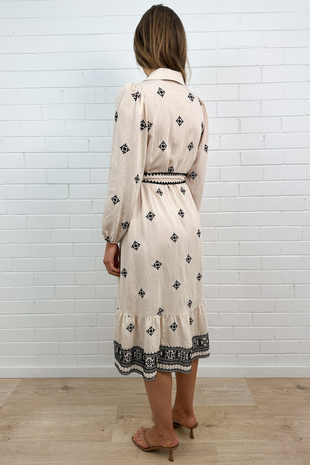 Robe brodée "Sand Print"