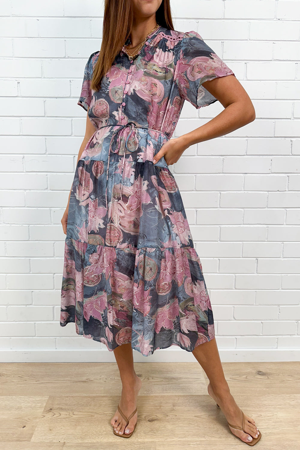 Robe midi mauve florale à volants aux manches, ceinture à nouer à la taille, avec poches