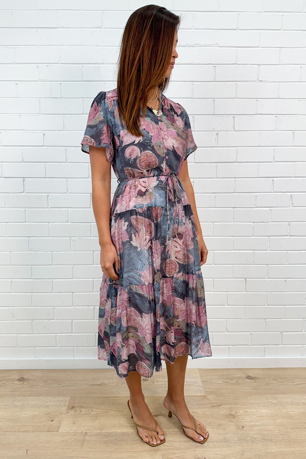 Robe midi mauve florale à volants aux manches, ceinture à nouer à la taille, avec poches