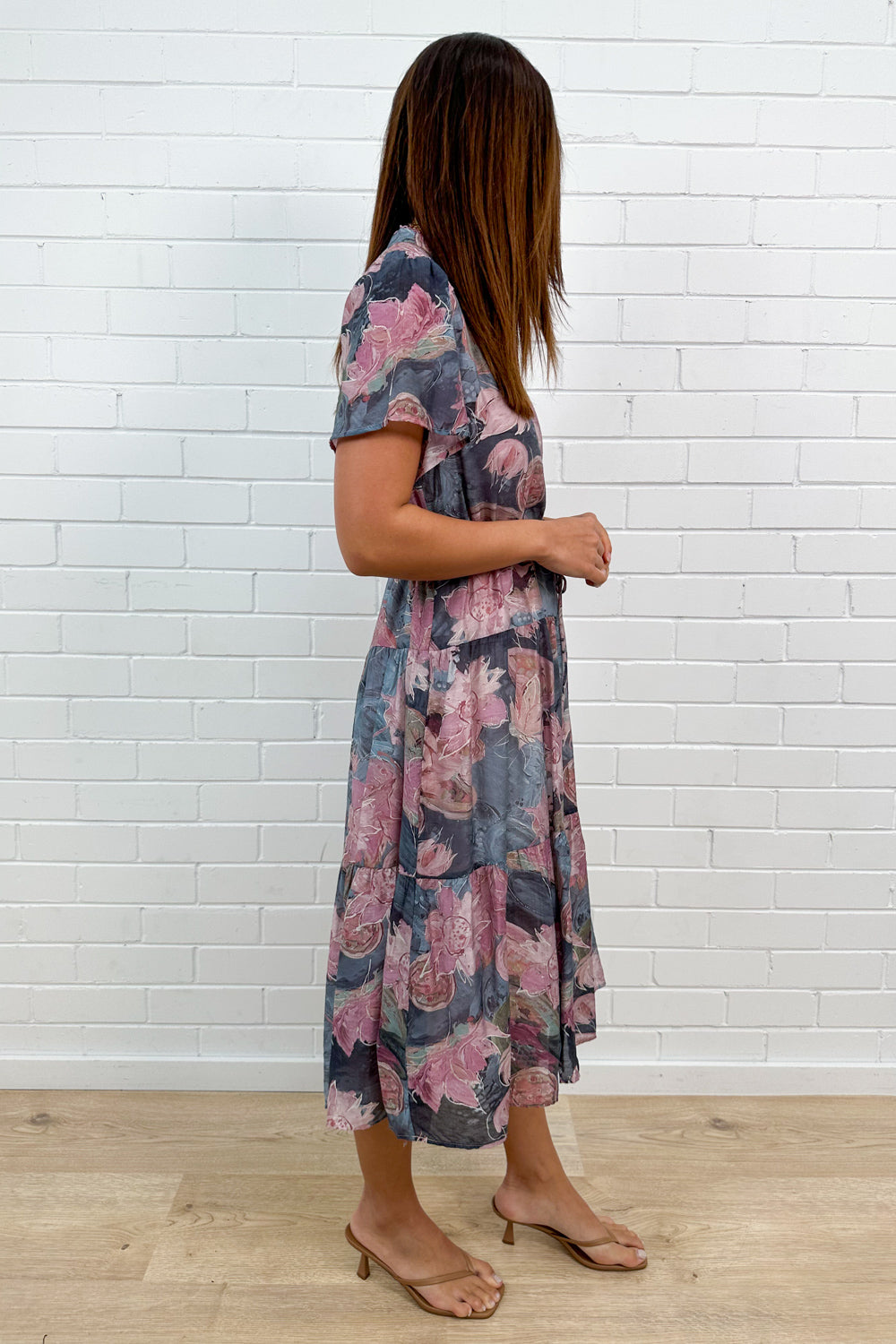 Robe midi mauve florale à volants aux manches, ceinture à nouer à la taille, avec poches