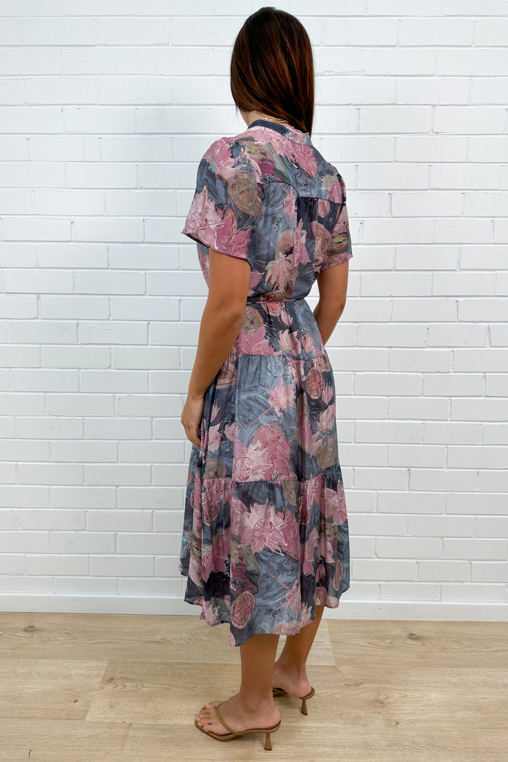 Robe midi mauve florale à volants aux manches, ceinture à nouer à la taille, avec poches