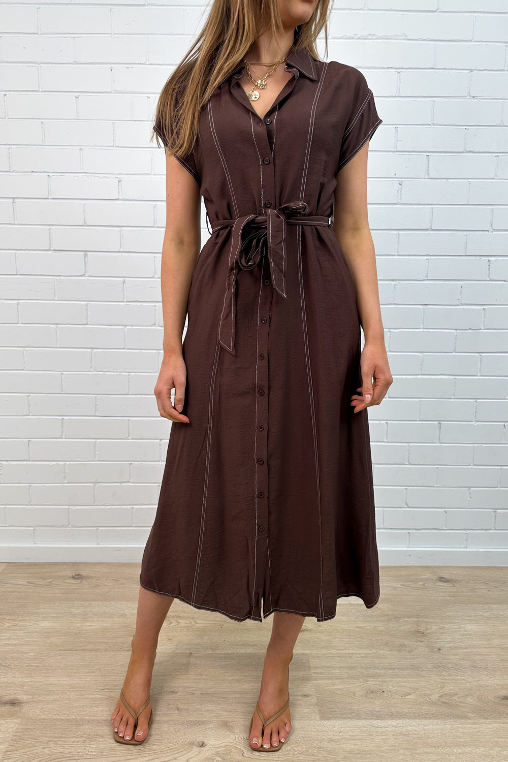 Robe boutonnée sur le devant avec poches et surpiqûres contrastantes couleur chocolat