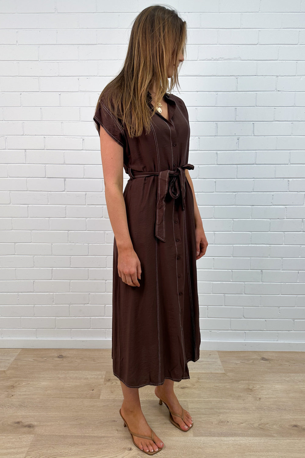 Robe boutonnée sur le devant avec poches et surpiqûres contrastantes couleur chocolat