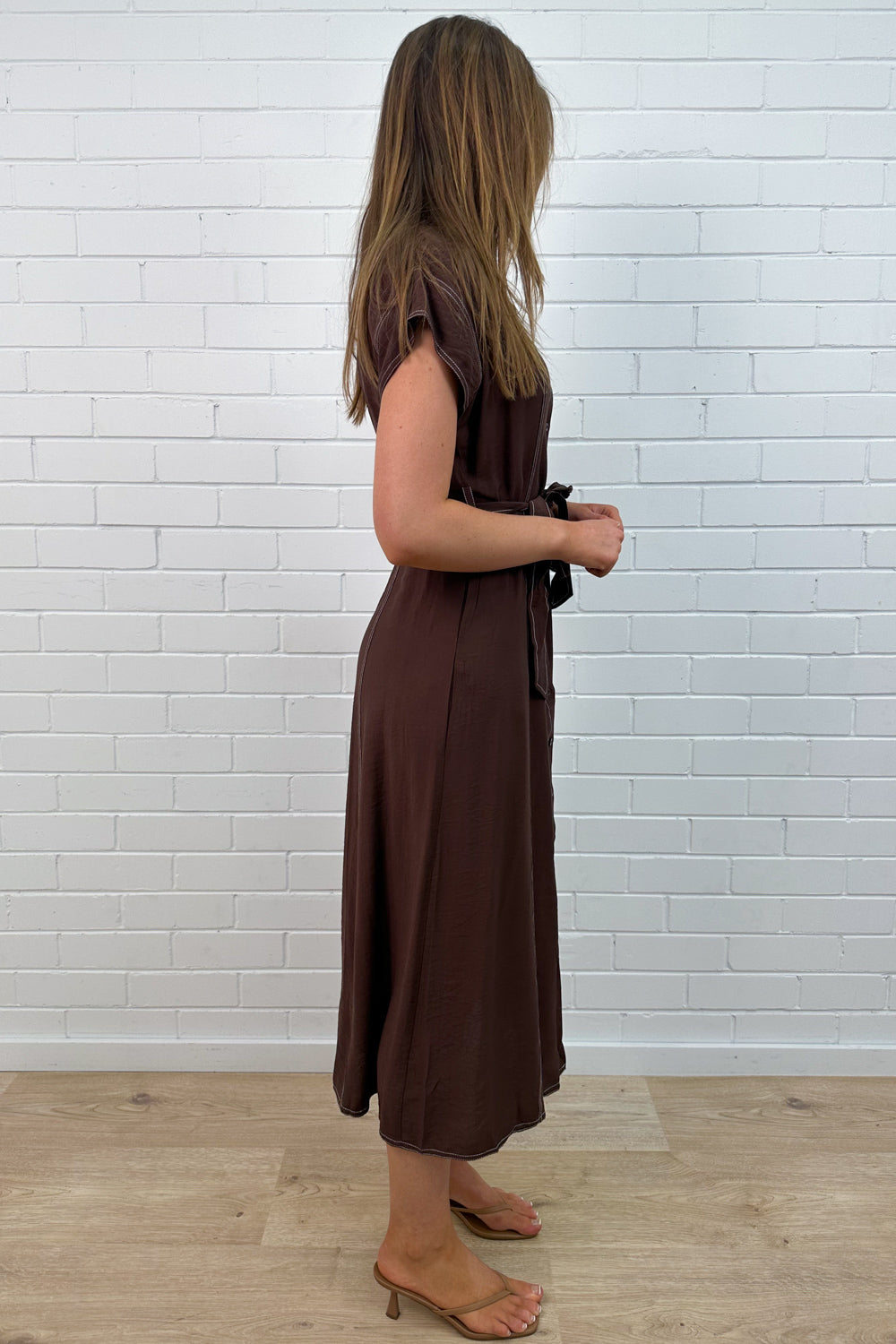 Robe boutonnée sur le devant avec poches et surpiqûres contrastantes couleur chocolat