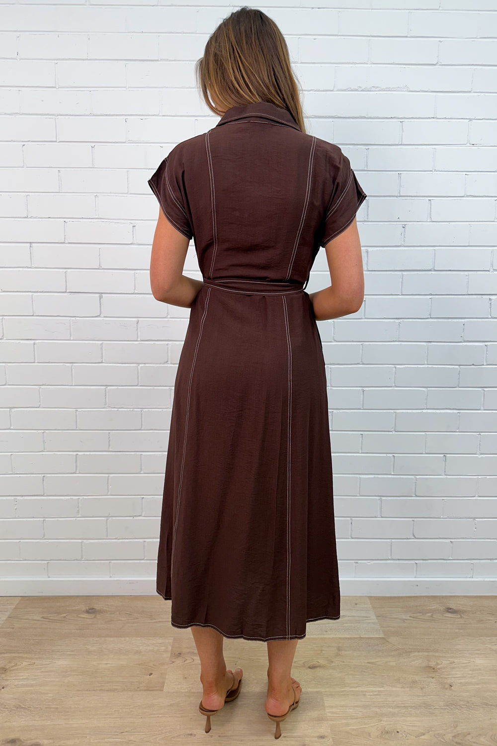 Robe boutonnée sur le devant avec poches et surpiqûres contrastantes couleur chocolat