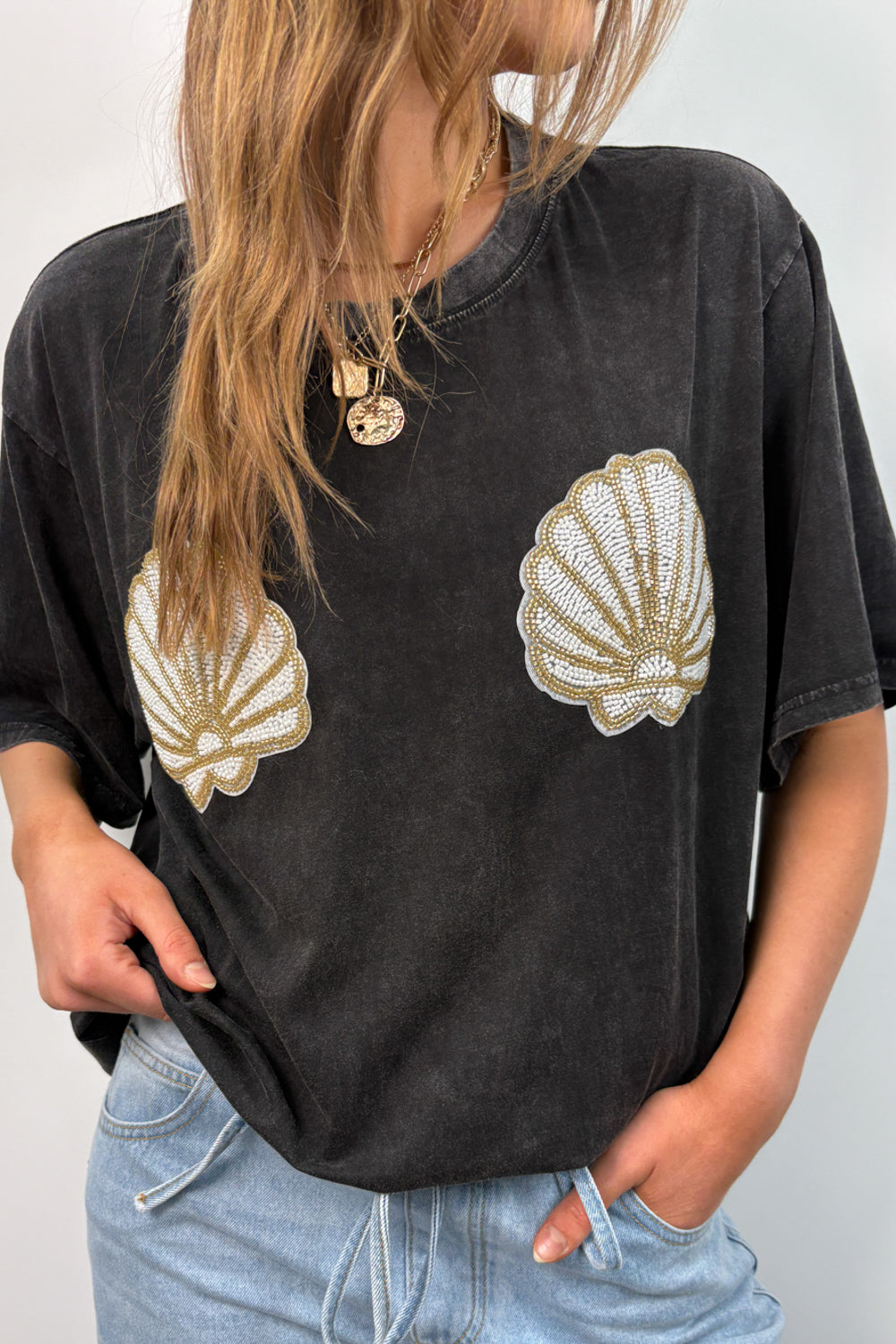 T-shirt surtaillé vintage noir à sequins et coquillages