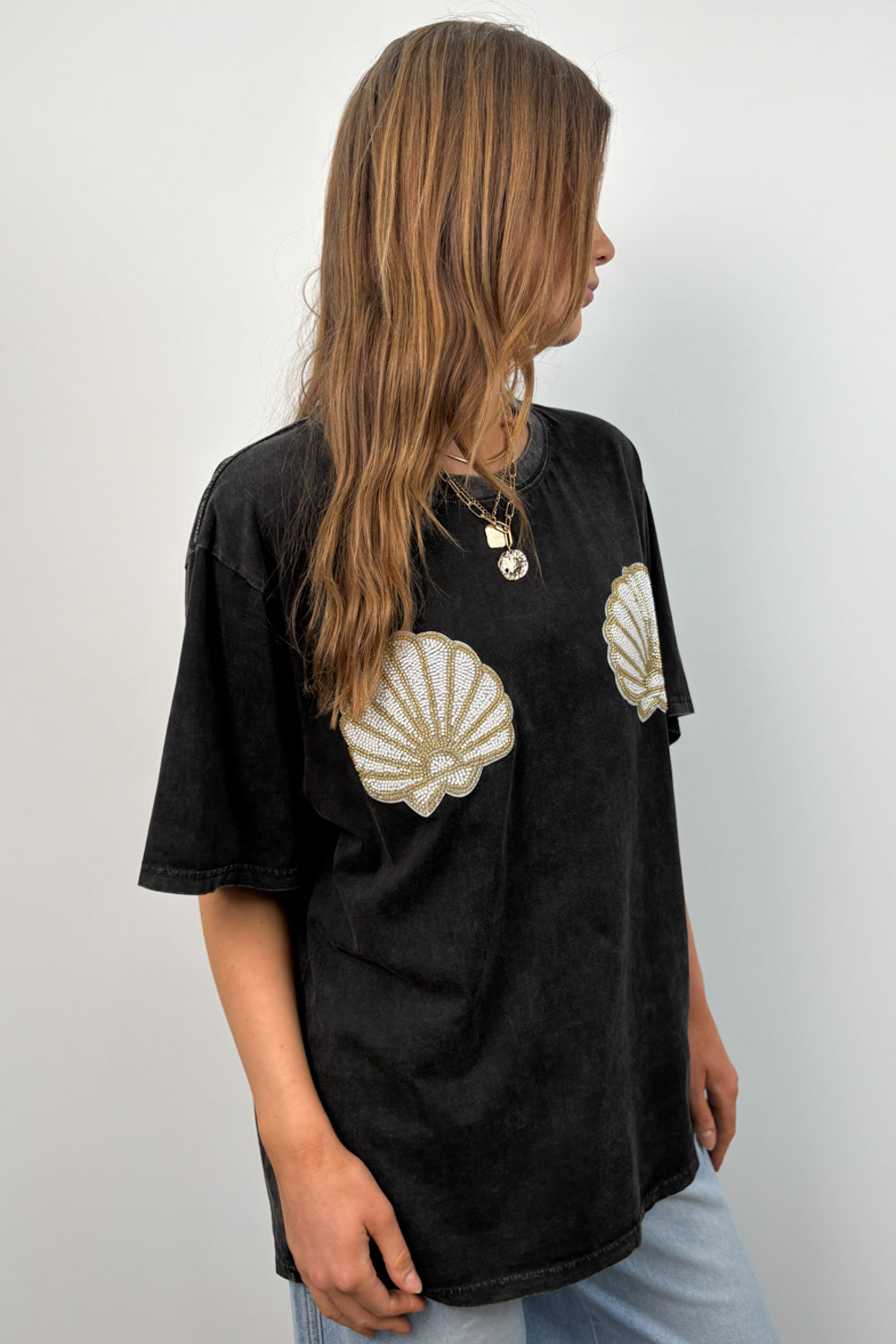 T-shirt surtaillé vintage noir à sequins et coquillages