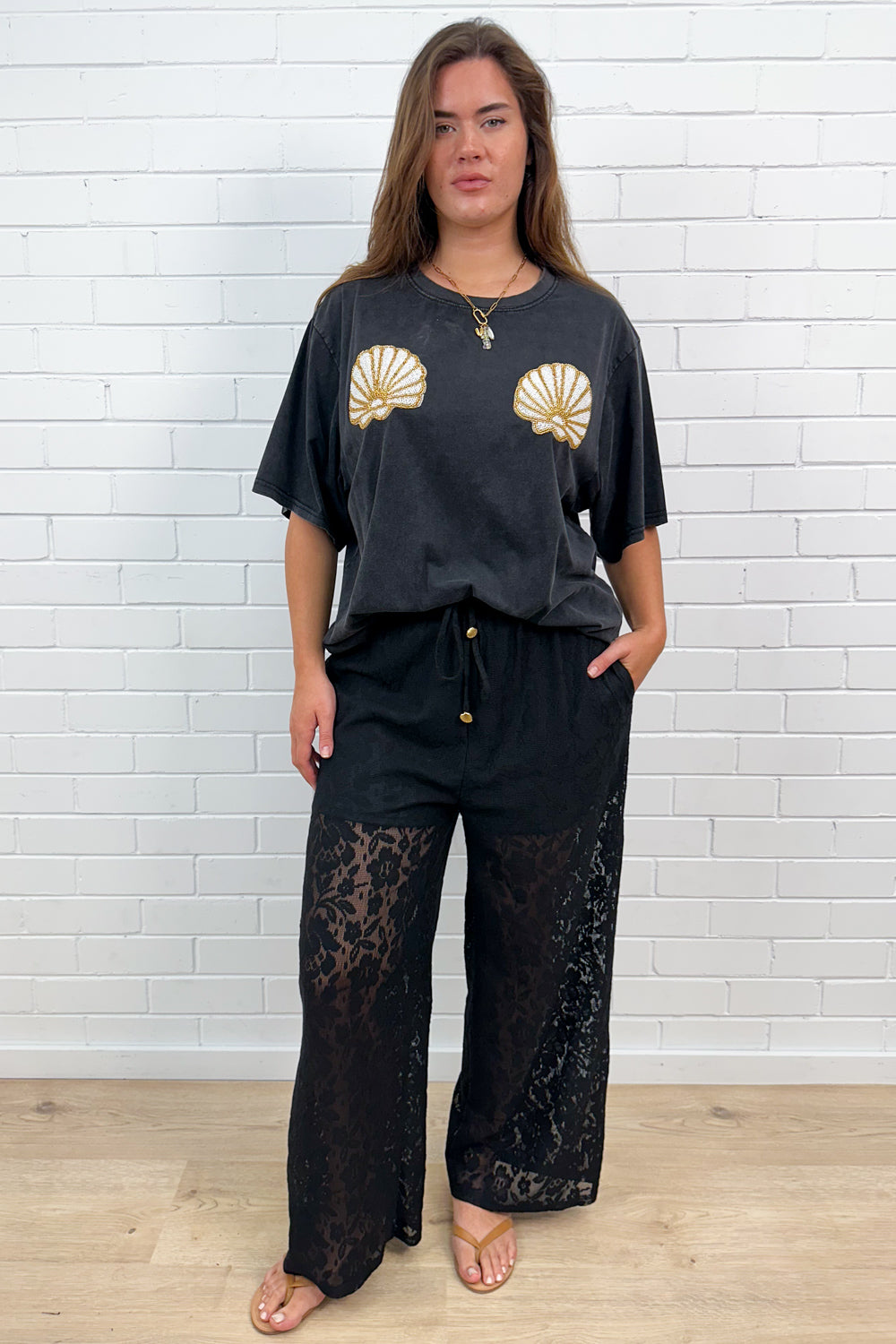 T-shirt surtaillé vintage noir à sequins et coquillages