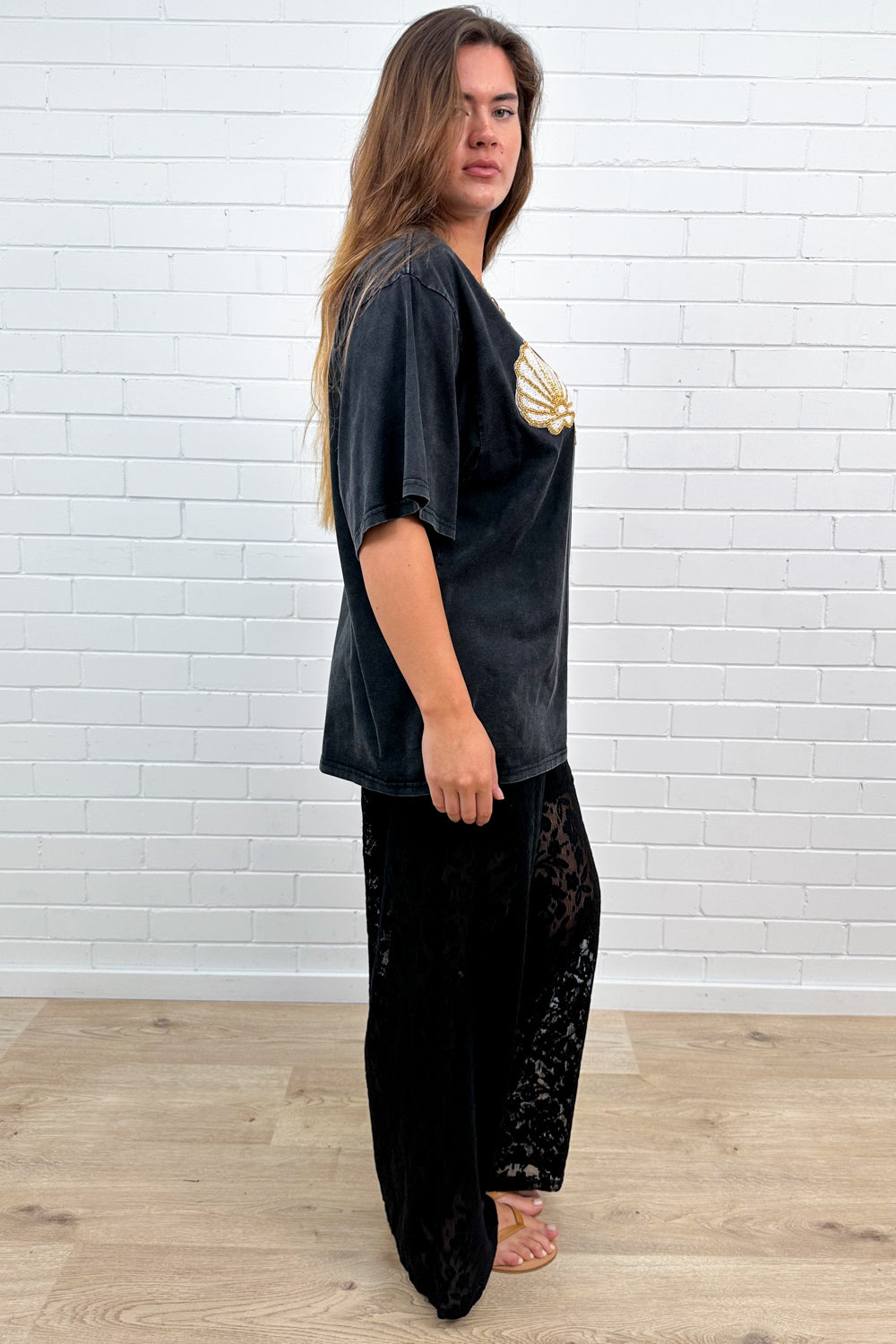 T-shirt surtaillé vintage noir à sequins et coquillages