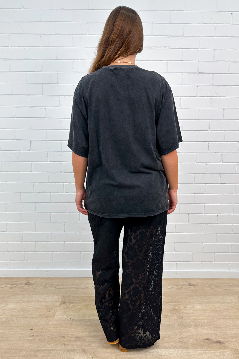 T-shirt surtaillé vintage noir à sequins et coquillages