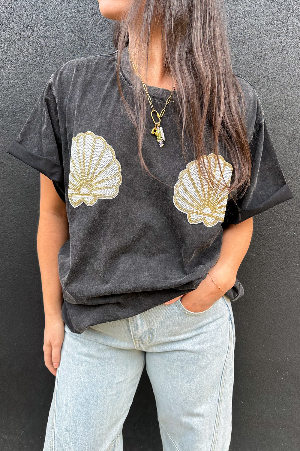 T-shirt surtaillé vintage noir à sequins et coquillages