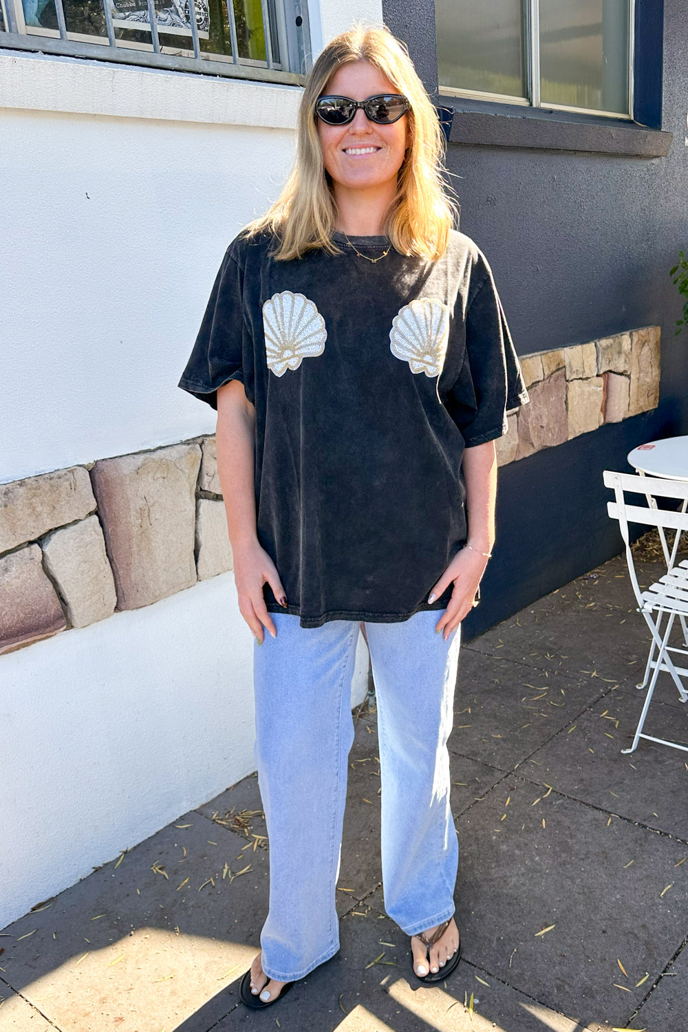 T-shirt surtaillé vintage noir à sequins et coquillages