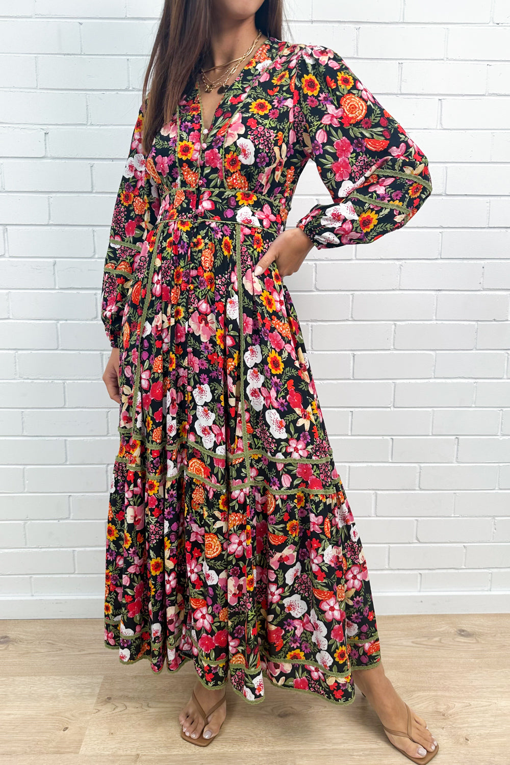 Robe longue noire à fleurs et col en V