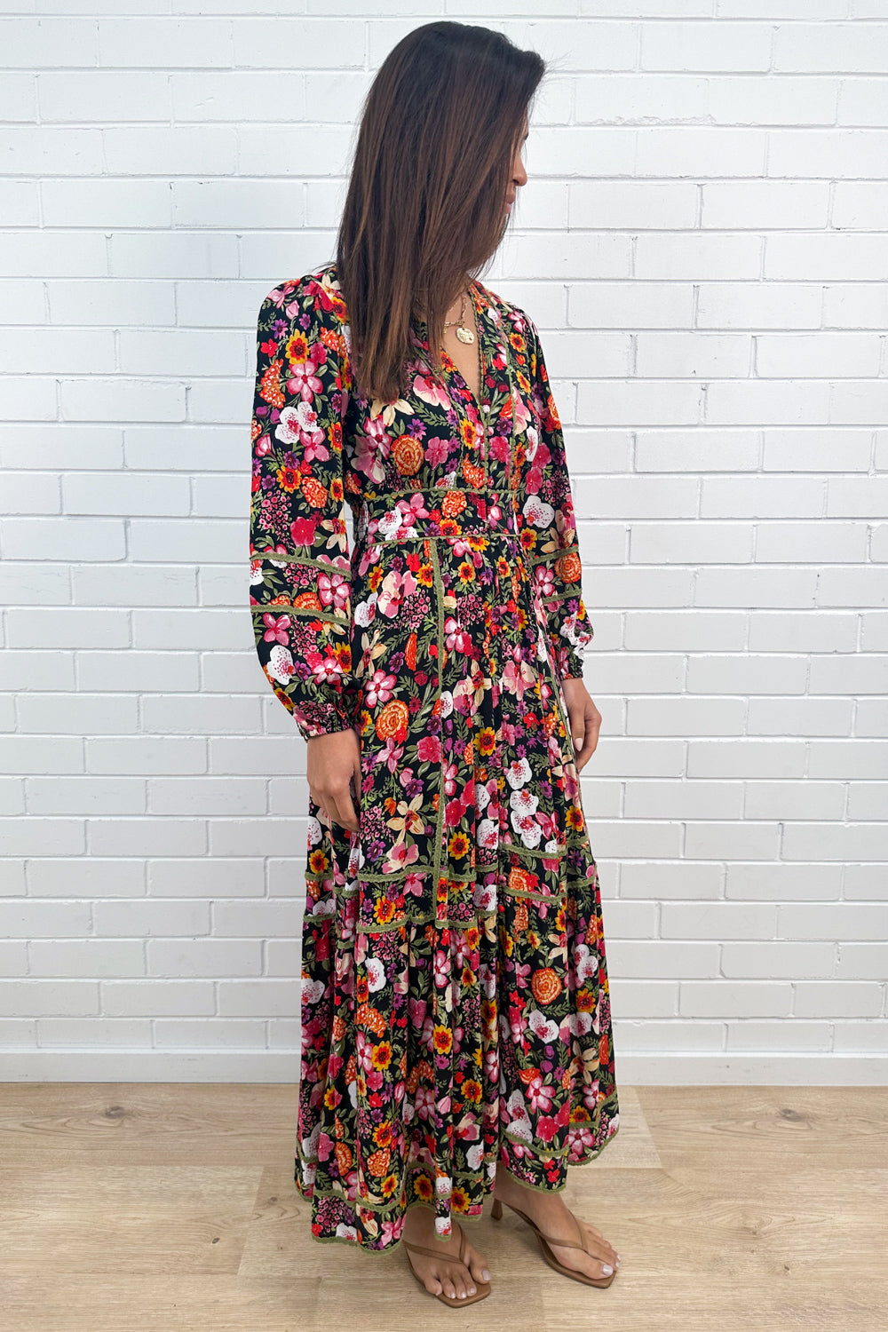Robe longue noire à fleurs et col en V