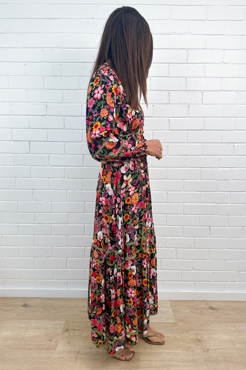 Robe longue noire à fleurs et col en V