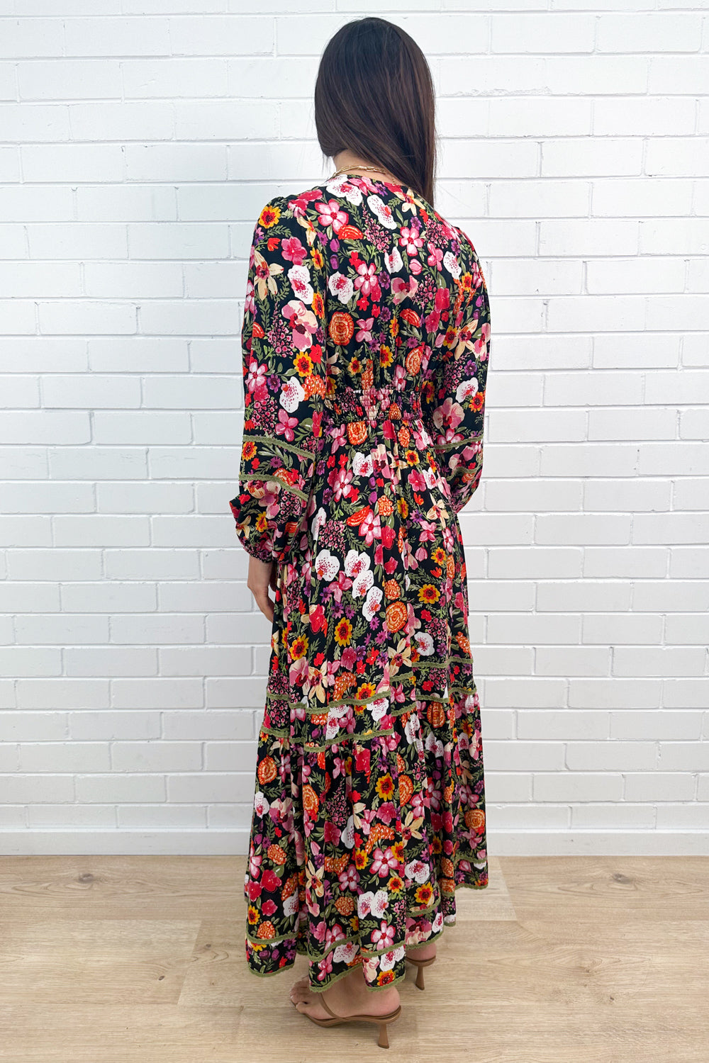 Robe longue noire à fleurs et col en V