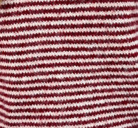 Pull en tricot à rayures crème et baies