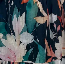 Robe noire à manches en dentelle florale et lien à la taille