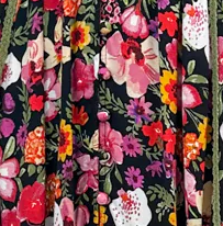 Robe longue noire à fleurs et col en V